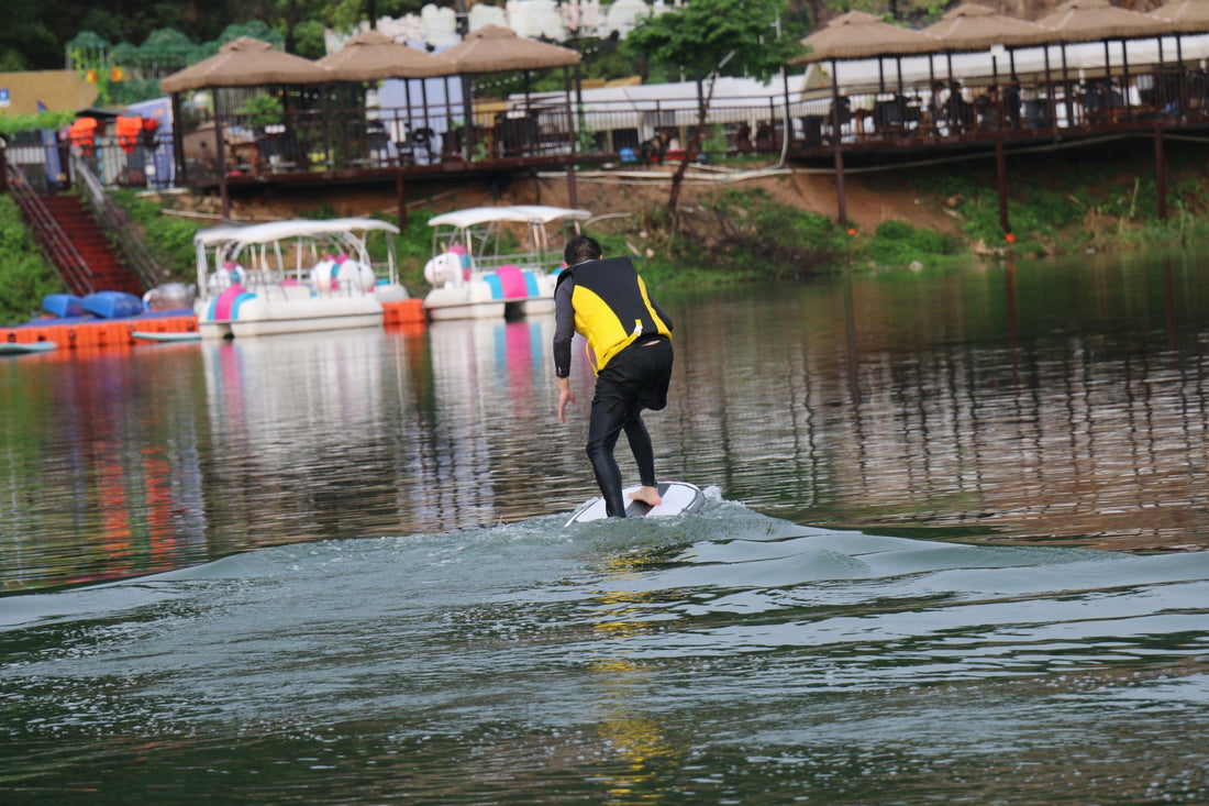 Rider gliding smoothly above water on ASUFUN efoil, showcasing the freedom and innovation of modern hydrofoiling.